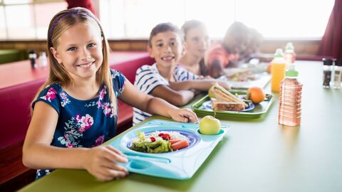 Bild zum Thema Kinder mit ihren Tabletts in der Mensa