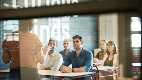 Informationen zur Anerkennung internationaler Lehramtsabschlüsse - aus der EU und weltweit Eine Gruppe von Lehramtsstudierenden
