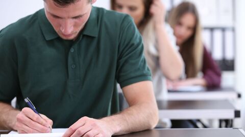 Bild zum Thema Schüler beim Schreiben einer Prüfung