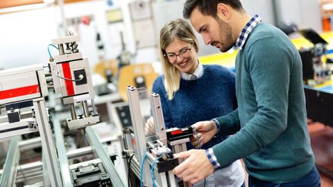 Bild zum Thema Zwei angehende Fachlehrer an einem technischen Gerät