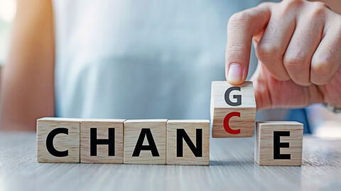 Bild zum Thema Holzklötze, die das Wort "Change" - "Chance" bilden
