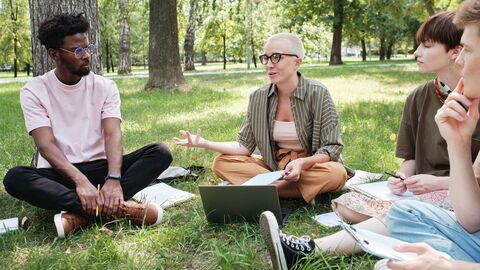 Bild zum Thema Gruppe im Park bei einer Arbeitsphase