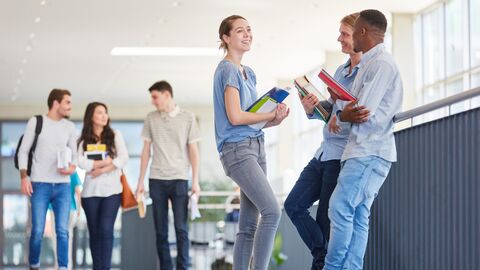 Bild zum Thema Studierende auf einem Flur einer Universität