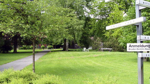 Bild zum Thema Blick in die Reinhardswaldschule mit Wegweise
