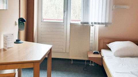 Beispiel Einzelzimmer mit Arbeitstisch