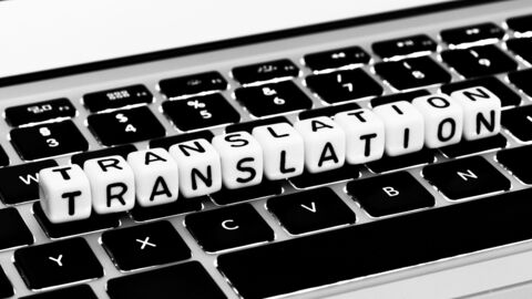 Bild zum Thema Tastatur mit Würfeln, die das Wort Translation bilden