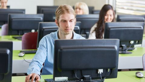 Bild zum Thema Ein Lehrer während eines Weiterbildungskurses in einem Computerraum