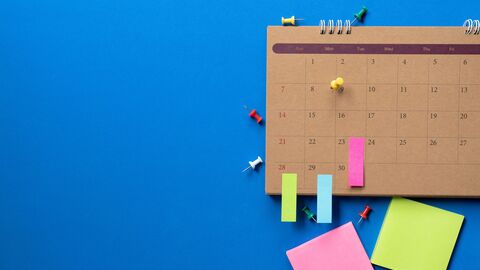 Bild zum Thema  Kalender mit Post-Its und Pinnadeln