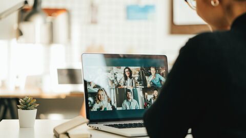 Videokonferenz Eine Lehrerin zuhause bei einer Videokonferenz
