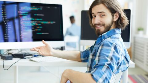 Verschlüsselungs-Software des IQB Ein Lehrer im karierten Hemd und mit Bart vor einem Monitor