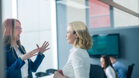 Kolleginnen in einem Büro im Gespräch