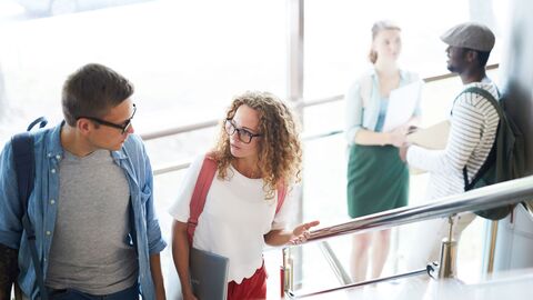 Kerncurricula Schüler, die im Gespräch sind und die Treppe hochsteigen