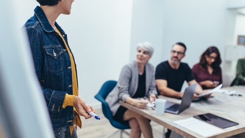Eine Referentin während eines Workshops vor einem Flipchart