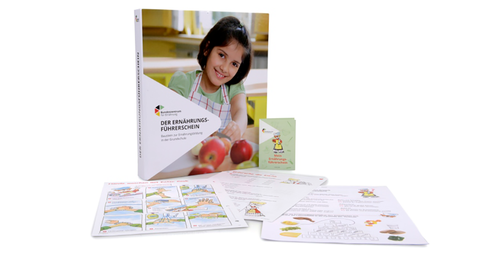 Abgebildet ist der Ordner des Ernährungsführerscheins auf dem ein Mädchen mit einer Schütze zu sehen ist, das gerade einen Apfel schneidet. Davor liegen einzelne Arbeitsblätter.