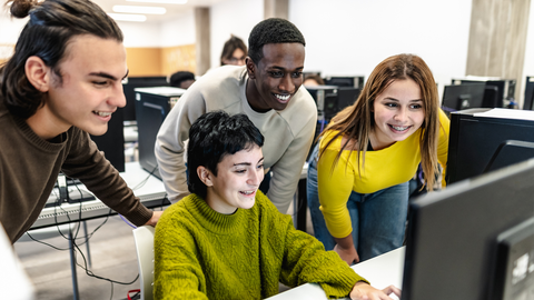 Jugendliche Schüler, die gemeinsam an einem Projekt arbeiten 