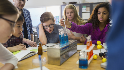 Workshops Eine Klasse mit ihrem Lehrer, die ein Experiment durchführen