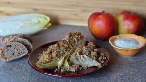 Teller mit gebackenem Chicorée mit Knusper-Kruste, im Hintergrund die Zutaten