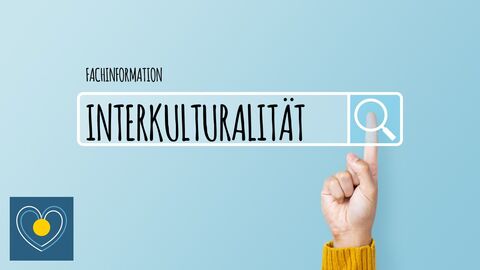 Titelbild Fachinformation Interkulturalität Suchleiste mit dem Begriff "Interkulturalität" und einer Hand, die auf die Lupe der Suchleiste tippt. Über der Suchleiste steht Fachinformation. Unten links ist das Symbol des Qualitätsbereichs abgebildet.