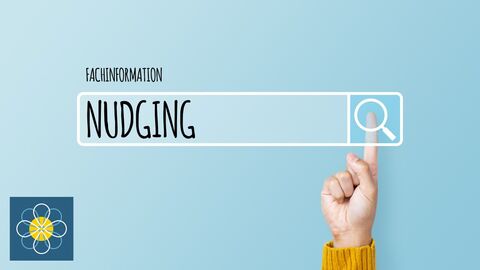 Titelbild Fachinformation Nudging Suchleiste mit dem Begriff "Nudging" und einer Hand, die auf die Lupe der Suchleiste tippt. Über der Suchleiste steht Fachinformation. Unten links ist das Logo des Qualitätsbereiches.