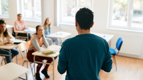 Anerkennung des Lehramtsabschlusses Lehrer vor der Tafel