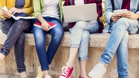 Kontaktformular Eine Gruppe von Jugendlichen mit Notebook und Büchern