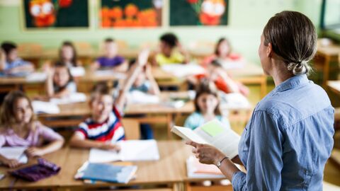 Lehrkraft vor einer Klasse im Unterricht