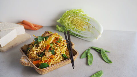 Indonesische Nudelpfanne Bami Goreng mit einigen Zutaten