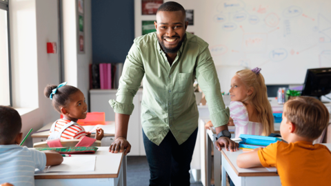 Ein Lehrer in seiner Klasse