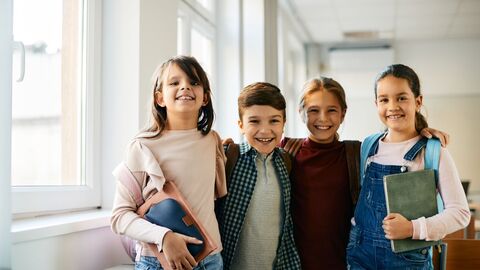 Fremdsprachenunterricht Eine Gruppe Grundschüler im Schulflur