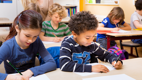 Grundwortschatz Hessen Kinder schreiben mit der Hand im Unterricht