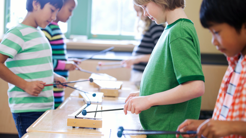 Kinder spielen Xylophon