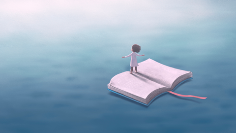 Ein Buch mit einem Mädchen schwimmt über dem Meer