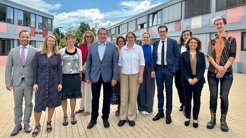Pressemitteilung Gruppenbild mit Minister Lorz