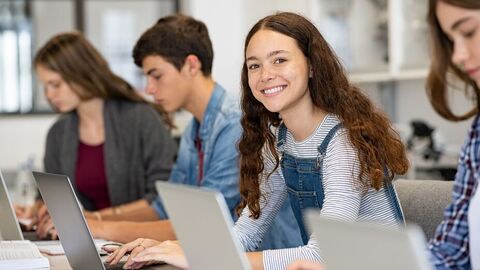 Kerncurricula Jugendliche im Klassenzimmer