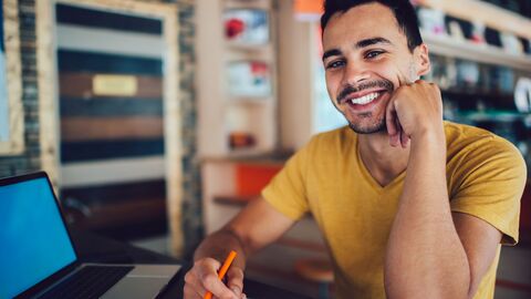 internationale Lehramtsabschlüsse Ein junger Lehrer vor seinem Notebook