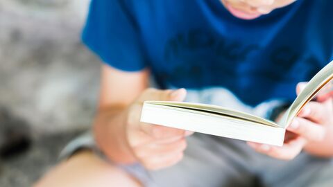 Ein Junge, der ein Buch liest