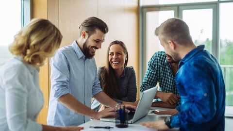 Eine Gruppe von Lehrkräften im Gespräch