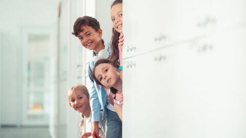 Anmeldung Grundschulkinder, die zum Flur schauen
