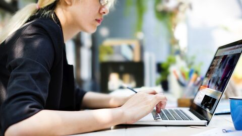 Online-Seminare Eine Lehrerin am Notebook