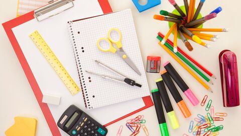 Schulsachen auf einem Tisch verteilt