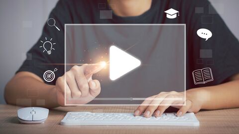 Ein Mann vor einer Tastatur und einem virtuellen Bildschirm