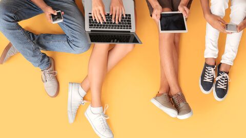 digitales Lernen Schüler nebeneinander mit digitalen Geräten
