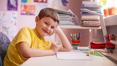 Grundwortschatz Rechtschreibung Ein Schüler übt das Schreiben zuhause