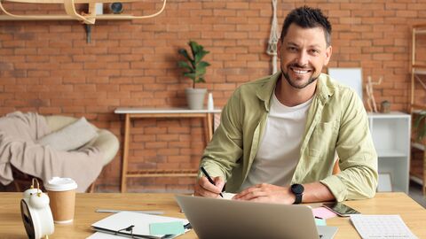 Portfolio Ein Ausbilder im Studienseminar an seinem Schreibtisch