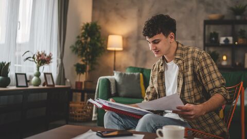 Student zuhause beim Lernen