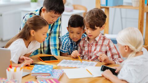 Sprachförderung Kinder in einer Schulklasse