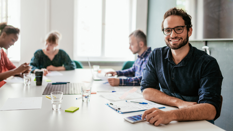 Eine junge Lehrkraft im Lehrerzimmer