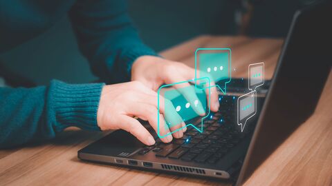 Hände, die auf einem Notebook tippen