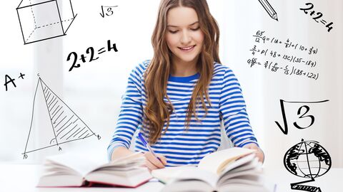 Fortbildungsangebot Schülerin beim Lernen mathematischer Formeln