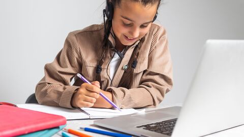 Eine Schülerin beim Online-Lernen